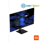 Na slici je prikazan Xiaomi Gaming Monitor G27i 27”. Prikazana je njegova prednja lijeva sa grafikom. Pored toga na slici se nalazi logo naše firme "MSTech" i logo proizvođača "XIAOMI".