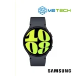 Prikaz prednje strane SAMSUNG GALAXY WATCH 6 (R940) 44MM Graphite pametnog sata. Pored toga na slici je prikazan logo naše firme "MSTech" i logo proizvođača "SAMSUNG".
