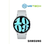 Prikaz prednje strane SAMSUNG GALAXY WATCH 6 (R940) 44MM Silver pametnog sata. Pored toga na slici je prikazan logo naše firme "MSTech" i logo proizvođača "SAMSUNG".
