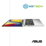 Prikaz ASUS Vivobook 15 X1502VA-BQ298 laptopa otvorenog pod uglom od 180 stepeni. Na slici su pored toga prikazani logo naše firme "MS Tech" i logo proizvođača "ASUS".