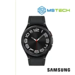 Prikaz prednje strane SAMSUNG GALAXY WATCH 6 Classic (R950) 43MM Black pametnog sata. Pored toga na slici je prikazan logo naše firme "MSTech" i logo proizvođača "SAMSUNG".