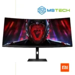 Na slici je prikazan Xiaomi Gaming Monitor G34WQI 34". Prikazana je njegova prednja strana iz donjeg ugla sa grafikom. Pored toga na slici se nalazi logo naše firme "MSTech" i logo proizvođača "XIAOMI".